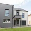 Donnez à votre maison une touche chic avec ces couleurs de façades qui s'accordent parfaitement
