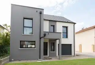 Donnez à votre maison une touche chic avec ces couleurs de façades qui s'accordent parfaitement
