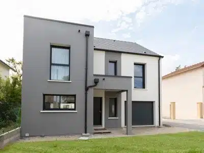 Donnez à votre maison une touche chic avec ces couleurs de façades qui s'accordent parfaitement