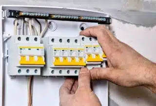 Les différents types de contacteurs jour nuit pour votre tableau électrique