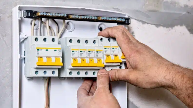 Les différents types de contacteurs jour nuit pour votre tableau électrique