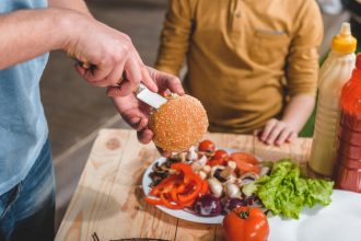 Initier les enfants à la cuisine : l'avantage d'avoir une cuisine adaptée !