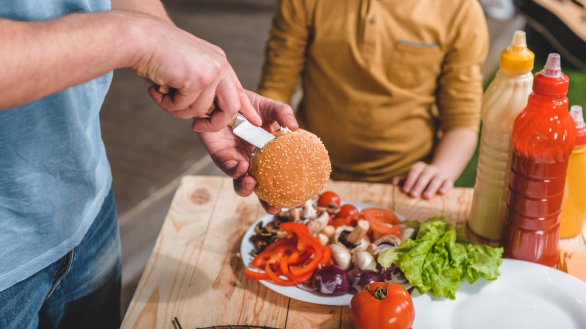 Initier les enfants à la cuisine : l'avantage d'avoir une cuisine adaptée !
