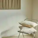 oreillers sur une chaise