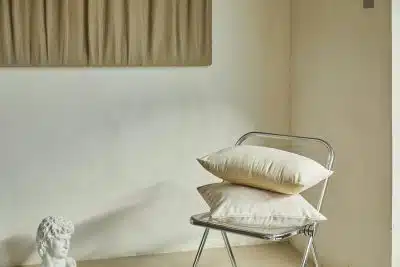oreillers sur une chaise